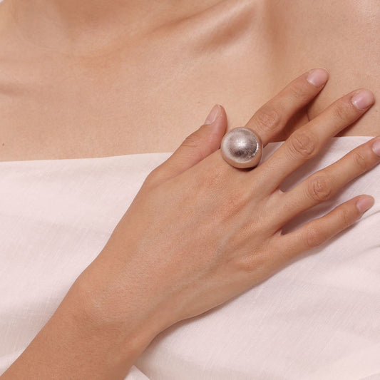 Model wearing the chunky white gold plated dome ring, highlighting the 'Old Money' and 'Quiet Luxury' look.
